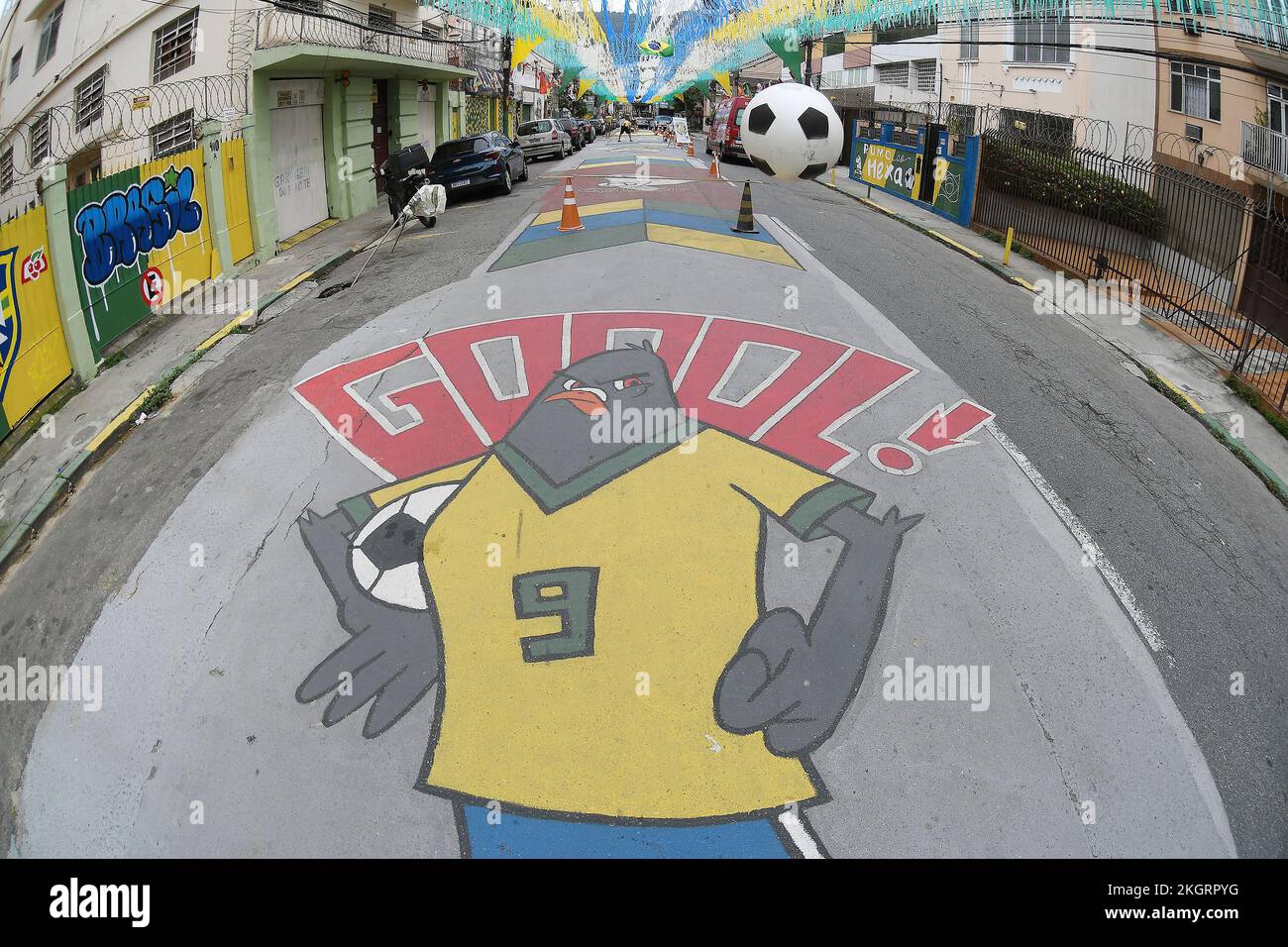 Rio de Janeiro, Brasilien, 23. November 2022. Rua Pereira Nunes, von den Einheimischen bemalt und dekoriert, für die Katar-Weltmeisterschaft 2022 Stockfoto