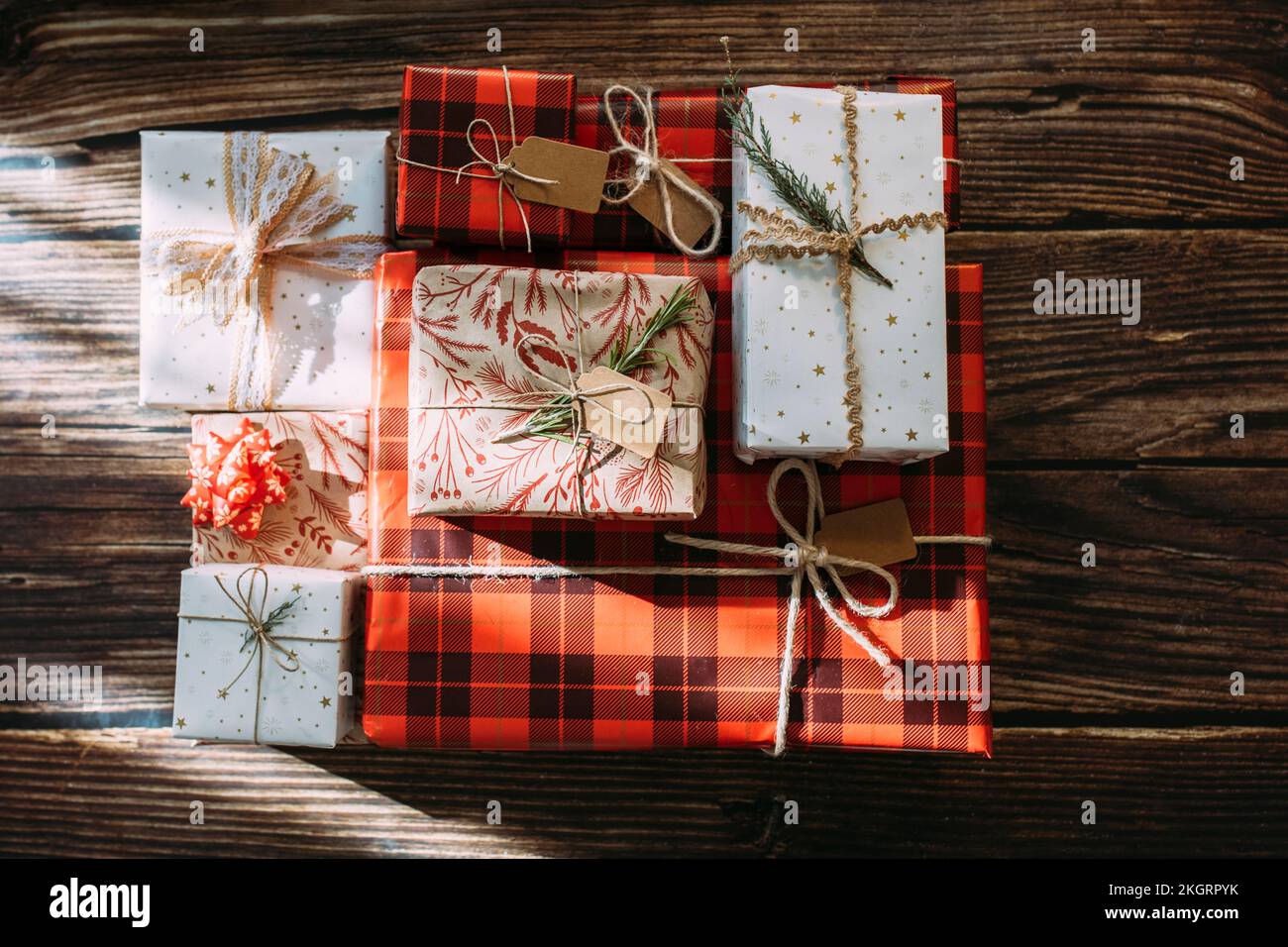 Weihnachtsgeschenke auf Holztisch Stockfoto