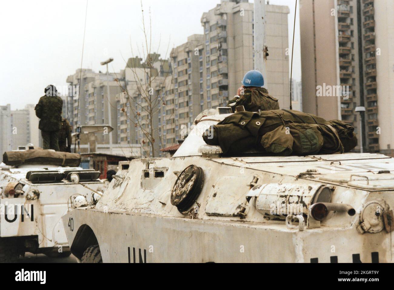 Während der Belagerung der Stadt im Jahr 1995 wurden bewaffnete Stationäre der Vereinten Nationen auf der Sniper Alley im Zentrum von Sarajevo stationiert Stockfoto