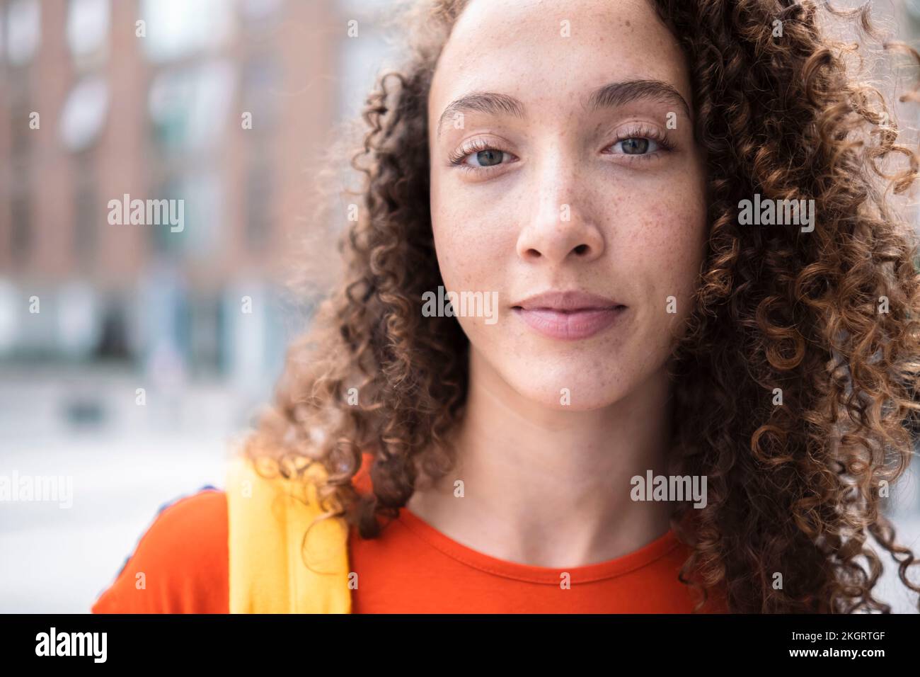 Brünette junge Frau mit lockigem Haar Stockfoto