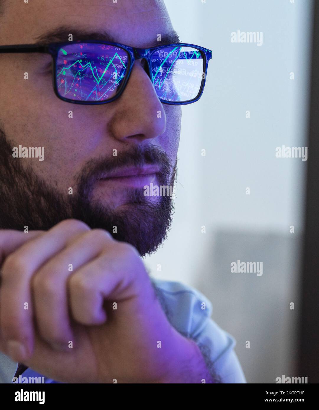 Händler analysiert Börsendaten Stockfoto