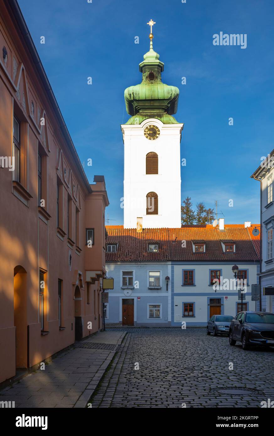 Tschechische Republik, Südböhmische Region, Ceske Budejovice, Altstadtstraße vor der Kirche der Präsentation der Heiligen Jungfrau Maria Stockfoto