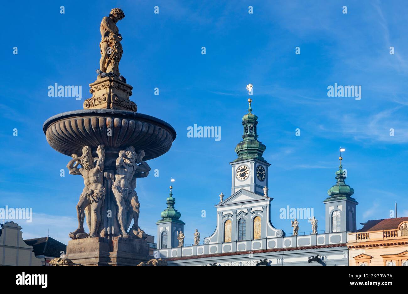 Tschechische Republik, Südböhmische Region, Ceske Budejovice, Samson-Brunnen auf dem Platz Premysl Otakar II mit Rathaus im Hintergrund Stockfoto