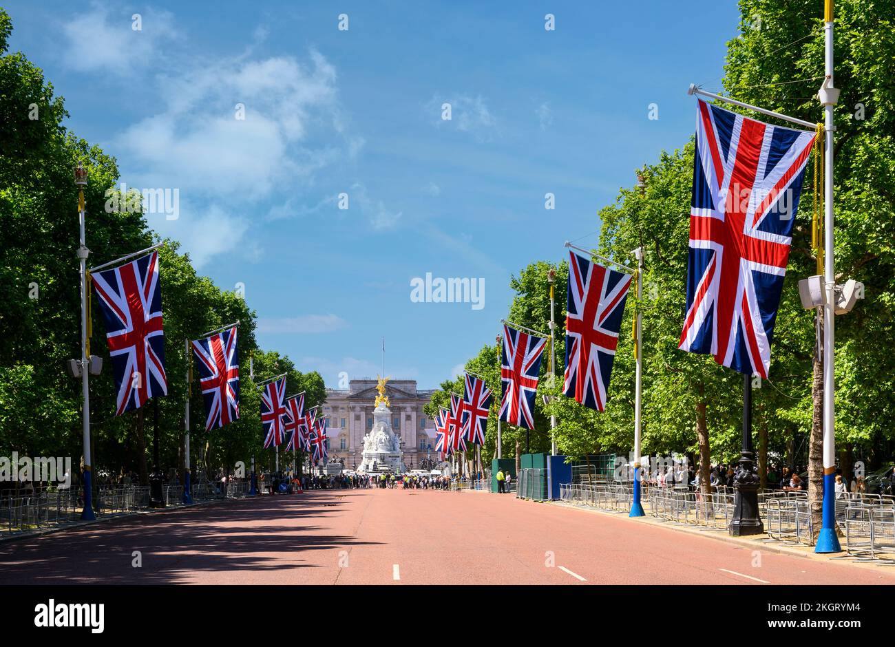 Union-Jack-Flaggen im Einkaufszentrum anlässlich von Queen Elizabeth's Platinum Jubliee, London 2022. Stockfoto