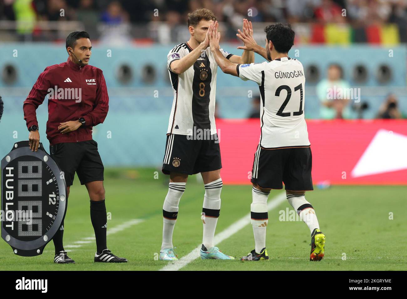 Doha, Katar. 23.. November 2022. Leon Goretzka (C) aus Deutschland ersetzt Teamkollege Ilkay Guendogan (R) während des Spiels Gruppe E zwischen Deutschland und Japan bei der FIFA-Weltmeisterschaft 2022 im Khalifa International Stadium in Doha, Katar, am 23. November 2022. Kredit: Pan Yulong/Xinhua/Alamy Live News Stockfoto