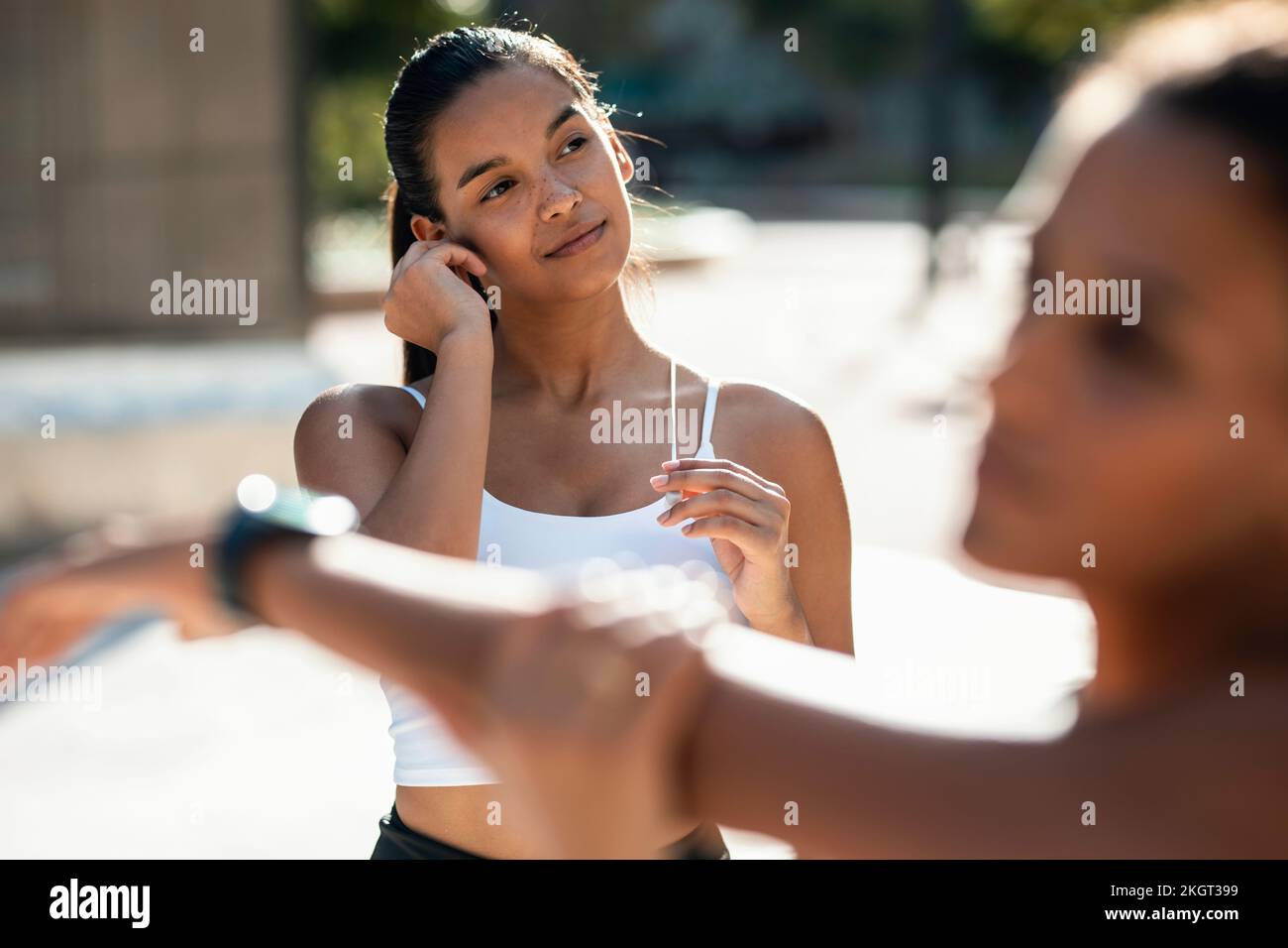 Teenager-Mädchen mit Freundin, die an sonnigen Tagen trainiert Stockfoto