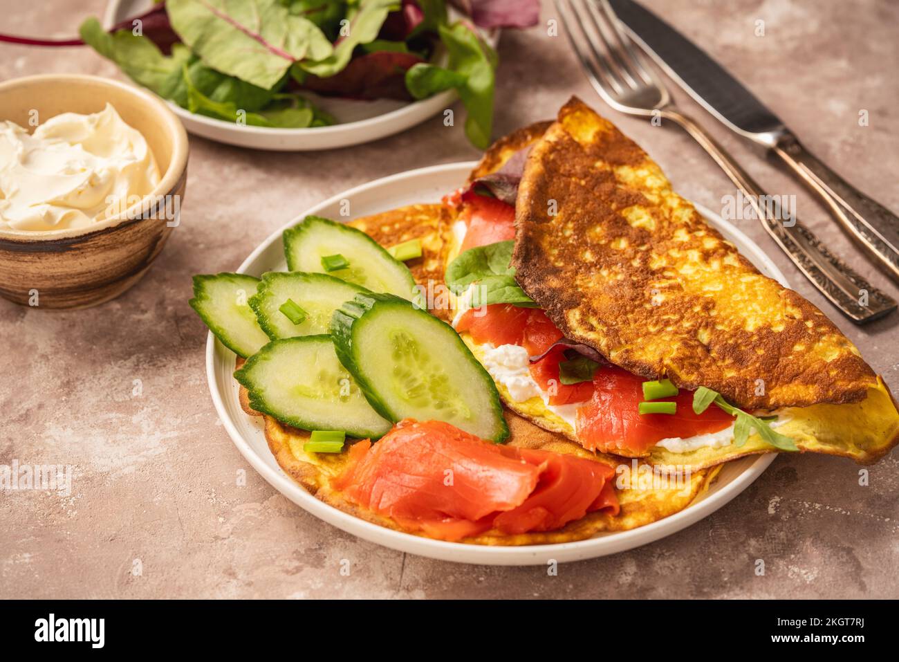 Keto Lunch: Keto-Pfannkuchen mit Ricotta und geräuchertem Lachs auf rustikalem Hintergrund. Stockfoto