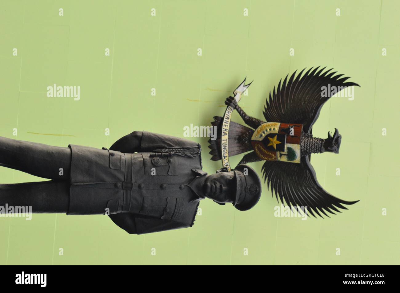 Statue des Helden der republik Indonesien mit der Pancasila-Statue im Hintergrund Stockfoto