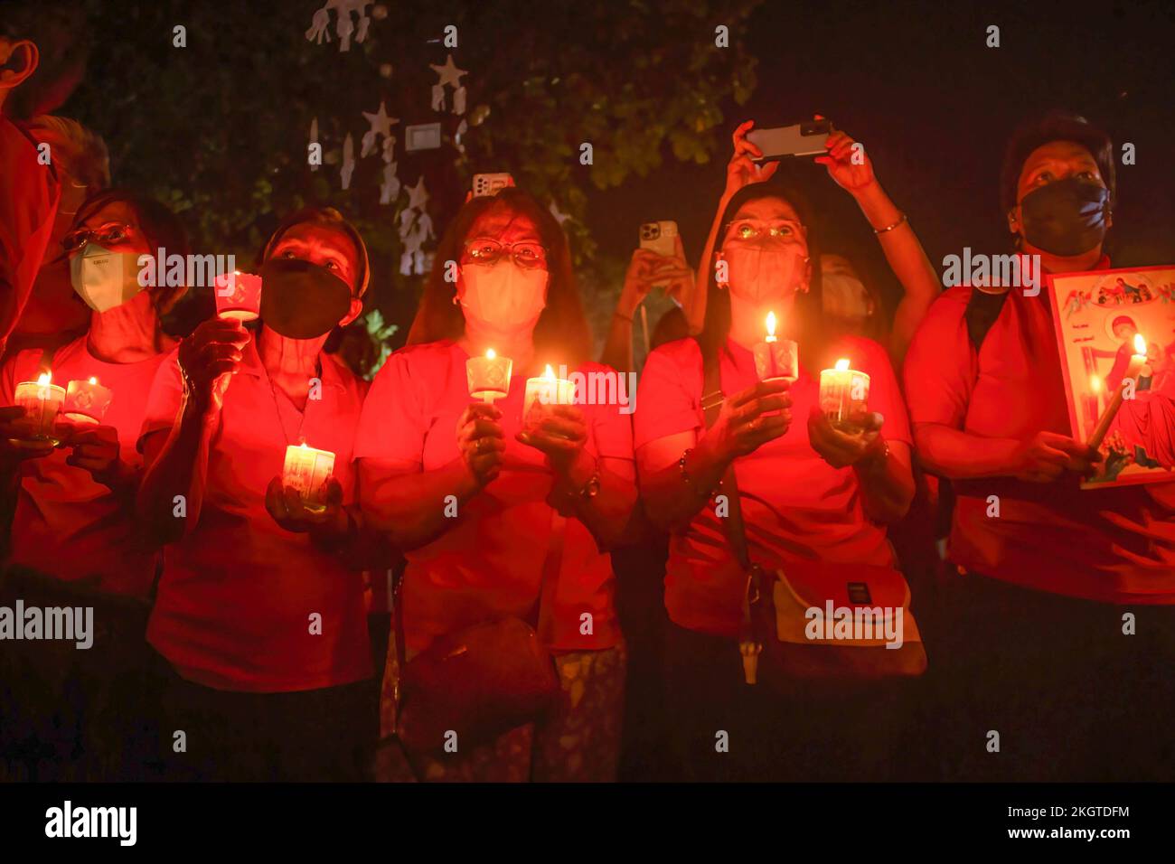 Antipolo, Philippinen, 23/11/2022, katholische Marienchristen halten während der Begehung des Roten Mittwoch brennende Kerzen. Ein jährliches Gedenken und Gedenken an Christen, die leiden und wegen ihres Glaubens verfolgt werden, der Rote Mittwoch wurde 2016 mit Hilfe der Kirche in Not ins Leben gerufen - Großbritannien im Jahr, und eine Reihe von Diözesen auf den Philippinen nahmen 2017 an der Kampagne Teil. Das Thema dieses Jahres ist „Selessed are the Verfolgte“, Kredit: SOPA Images Limited/Alamy Live News Stockfoto