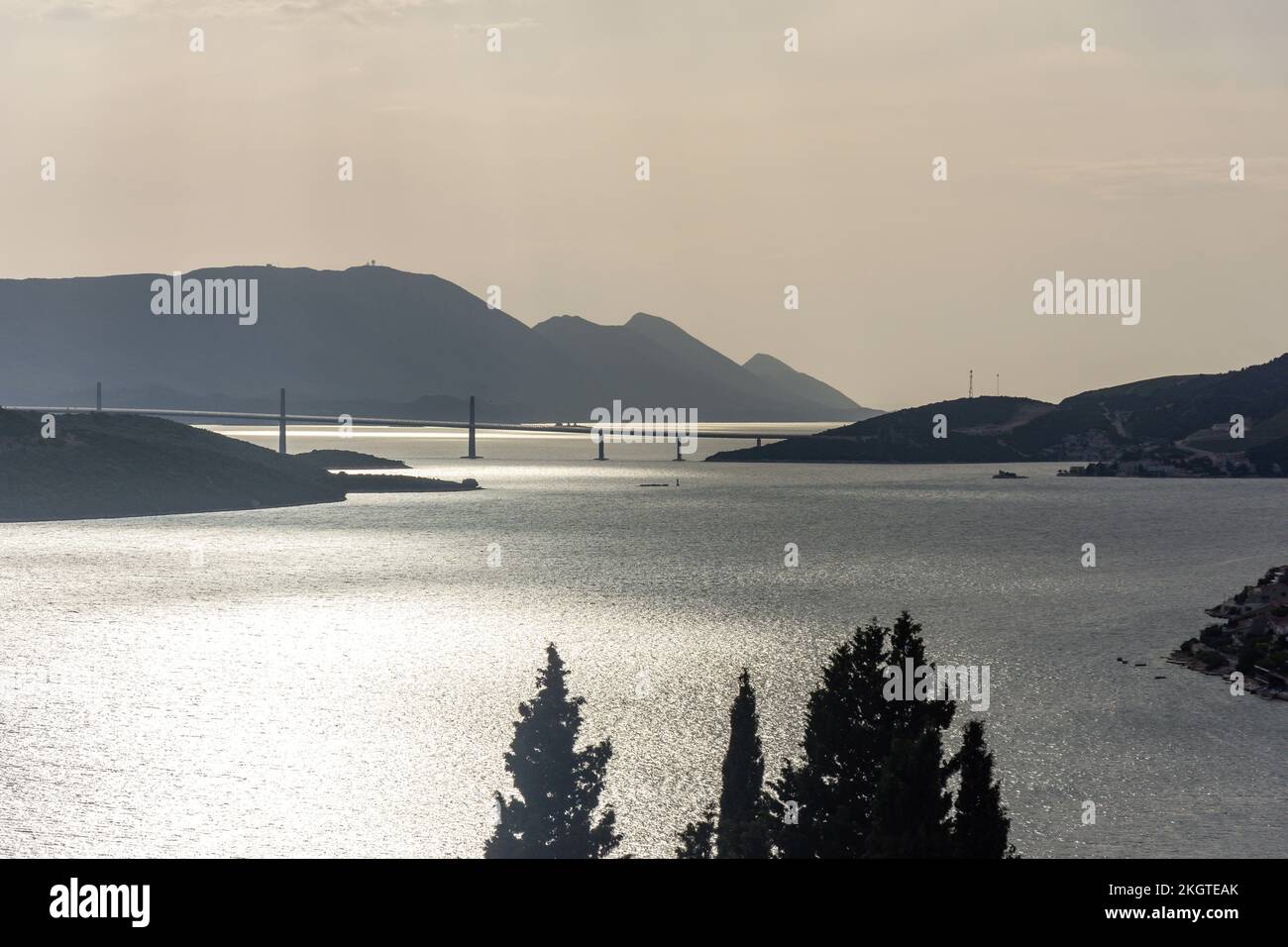 Blick auf die Peljesac-Brücke von Neum, Herzegowina-Neretva, Bosnien und Herzegowina Stockfoto