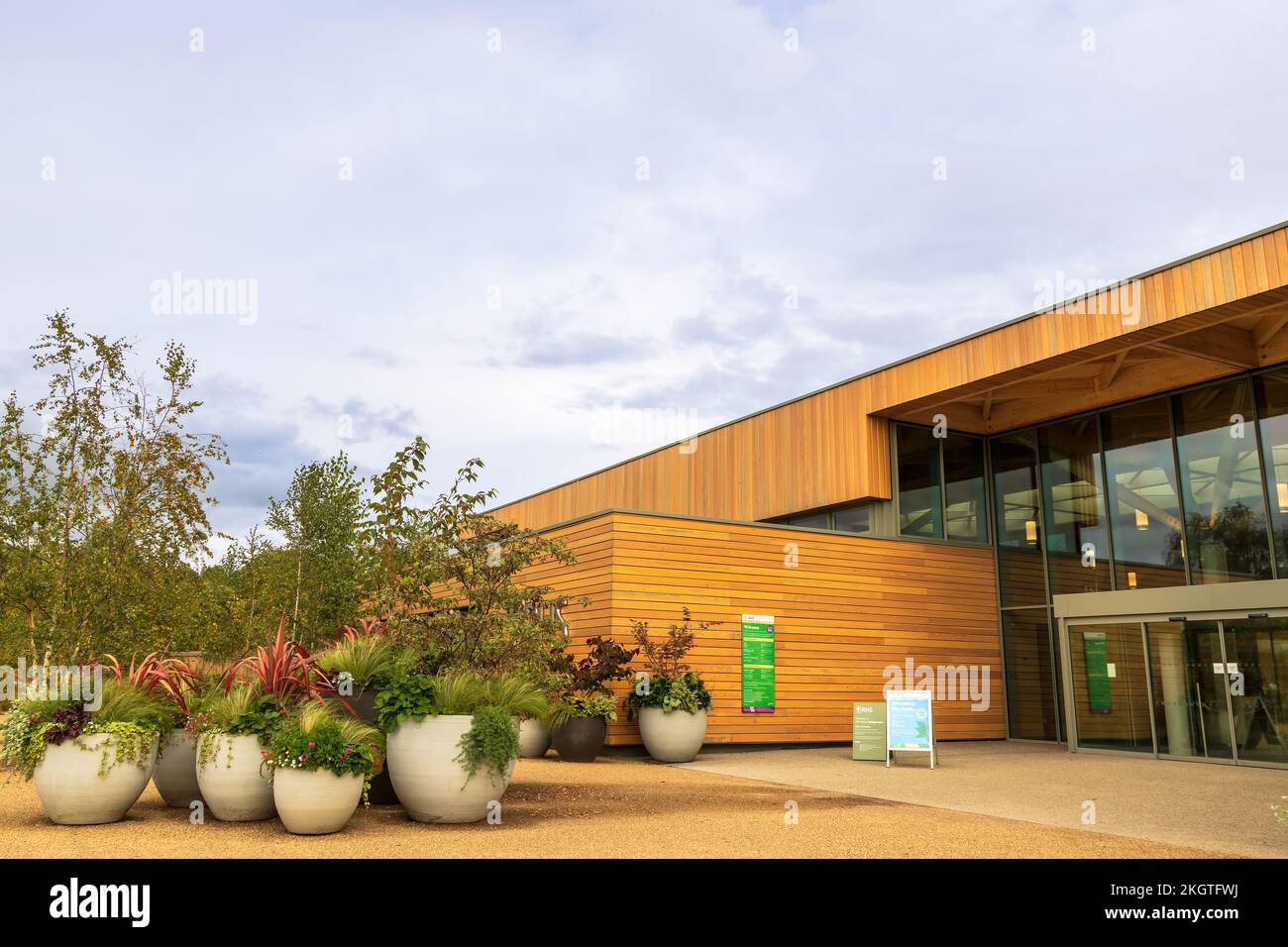 Mit Lärchenholz verkleidet das Welcome Building von RHS Garden Bridgewater, in der Nähe von Manchester. Stockfoto