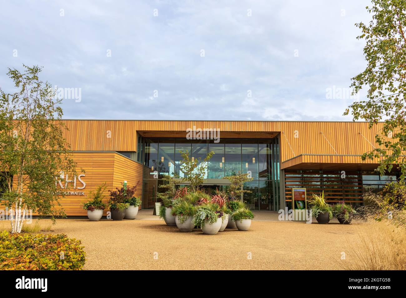 Mit Lärchenholz verkleidet das Welcome Building von RHS Garden Bridgewater, in der Nähe von Manchester. Stockfoto