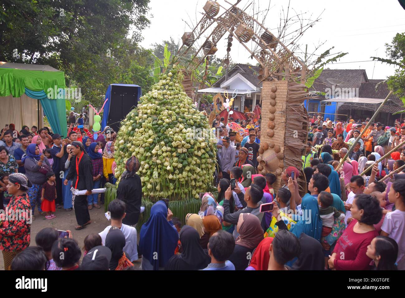 Indonesische islamische Tradition, einander und Grebeg Kupat zu vergeben Stockfoto