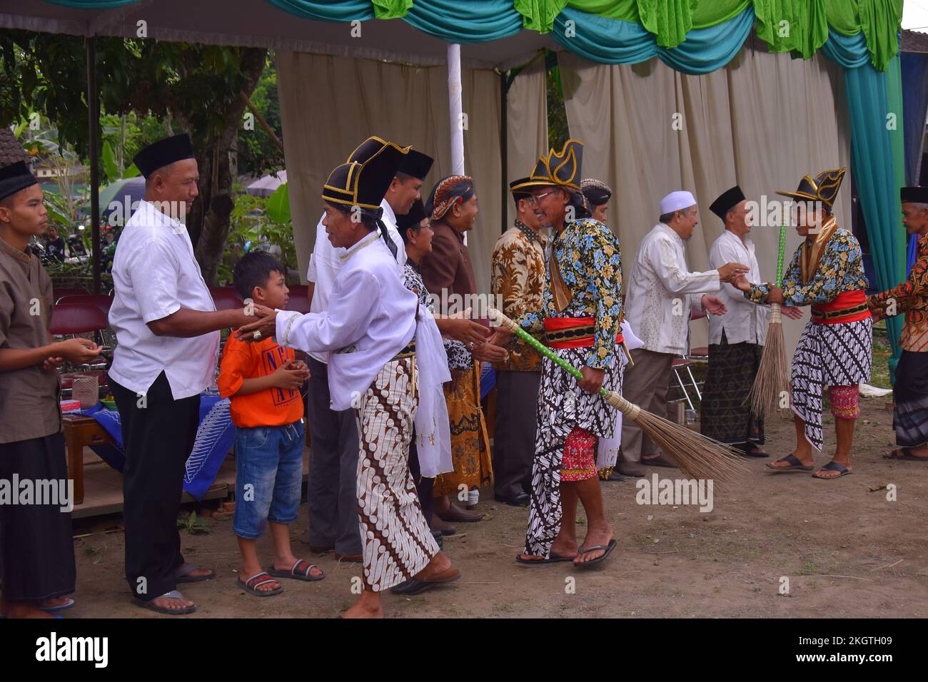 Indonesische islamische Tradition, einander und Grebeg Kupat zu vergeben Stockfoto