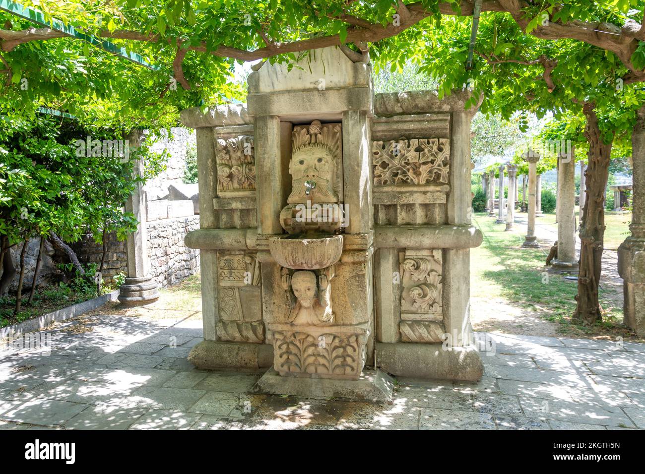 Antiker Brunnen in Museumsgärten, antike Stadt Salona, Solin, Split-Dalmatien County, Kroatien Stockfoto