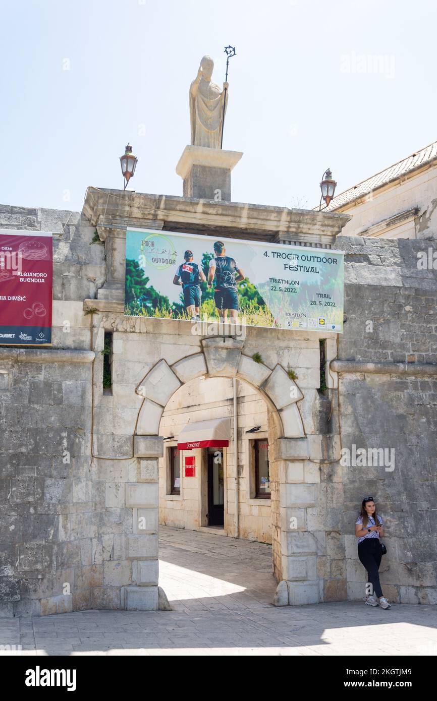 Eingangstor (Porte Du Nord) zur Altstadt, Trogir, Split-Dalmatien County, Kroatien Stockfoto
