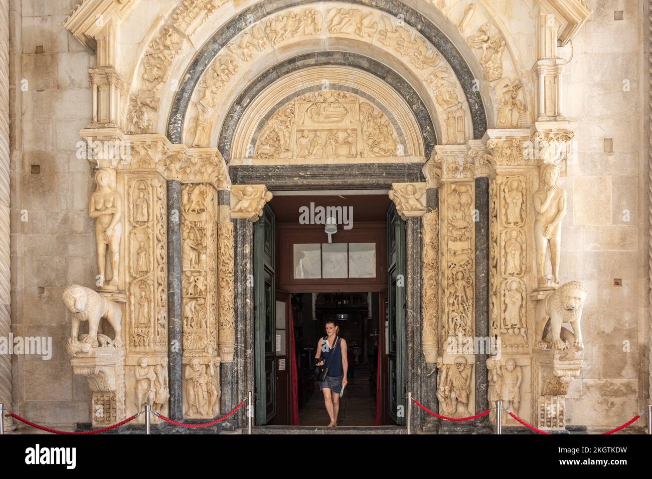Portal von Radovan am Eingang zur Kathedrale von Trogir, Kula Sv Marka, Altstadt, Trogir, Gespanschaft Split-Dalmatien, Kroatien Stockfoto