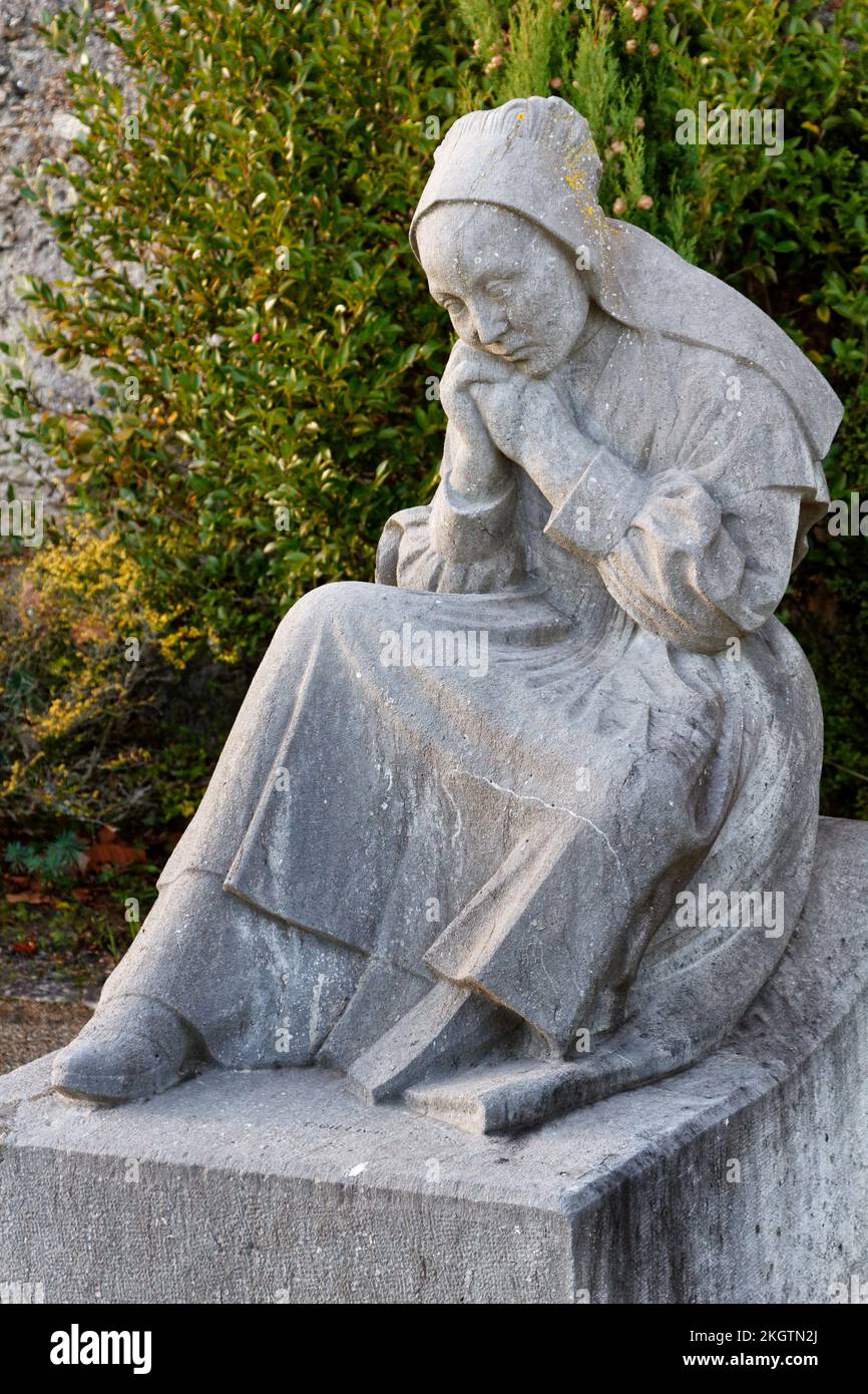 Traurige Bretonin im Gebet (La Pleureuse, von René Quivillic) in der Nähe des französischen Soldatenfriedhofs - Erster Weltkrieg - La Bouteillerie, Nantes, Frankreich Stockfoto