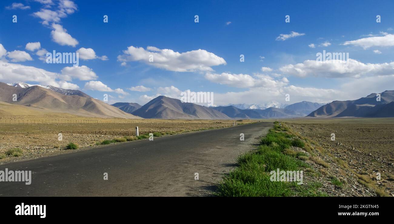 Malerischer Blick auf die Berglandschaft des Pamir Highway in der Nähe des hoch gelegenen Karakul-Sees, des Stadtteils Murghab, Gorno-Badakshan, Tadschikistan Stockfoto