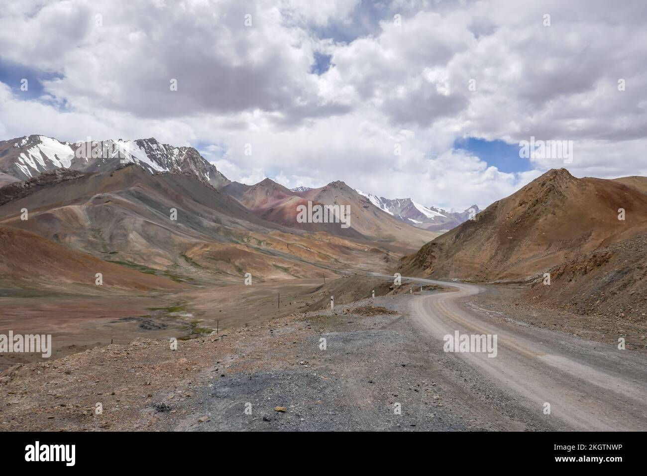 Malerische pastellfarbene Berglandschaft entlang des Pamir Highway in großer Höhe AK Baital Pass, Murghab District, Gorno-Badakshan, Tadschikistan Stockfoto