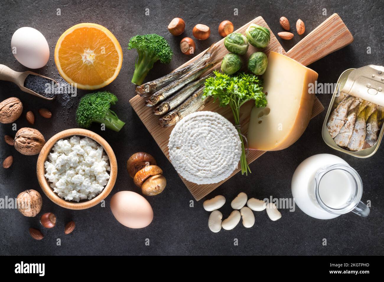 Osteoporose-Konzept. Für Osteoporose empfohlene Lebensmittel, kalziumreiche und nicht kalziumreiche Tagebücher. Stockfoto
