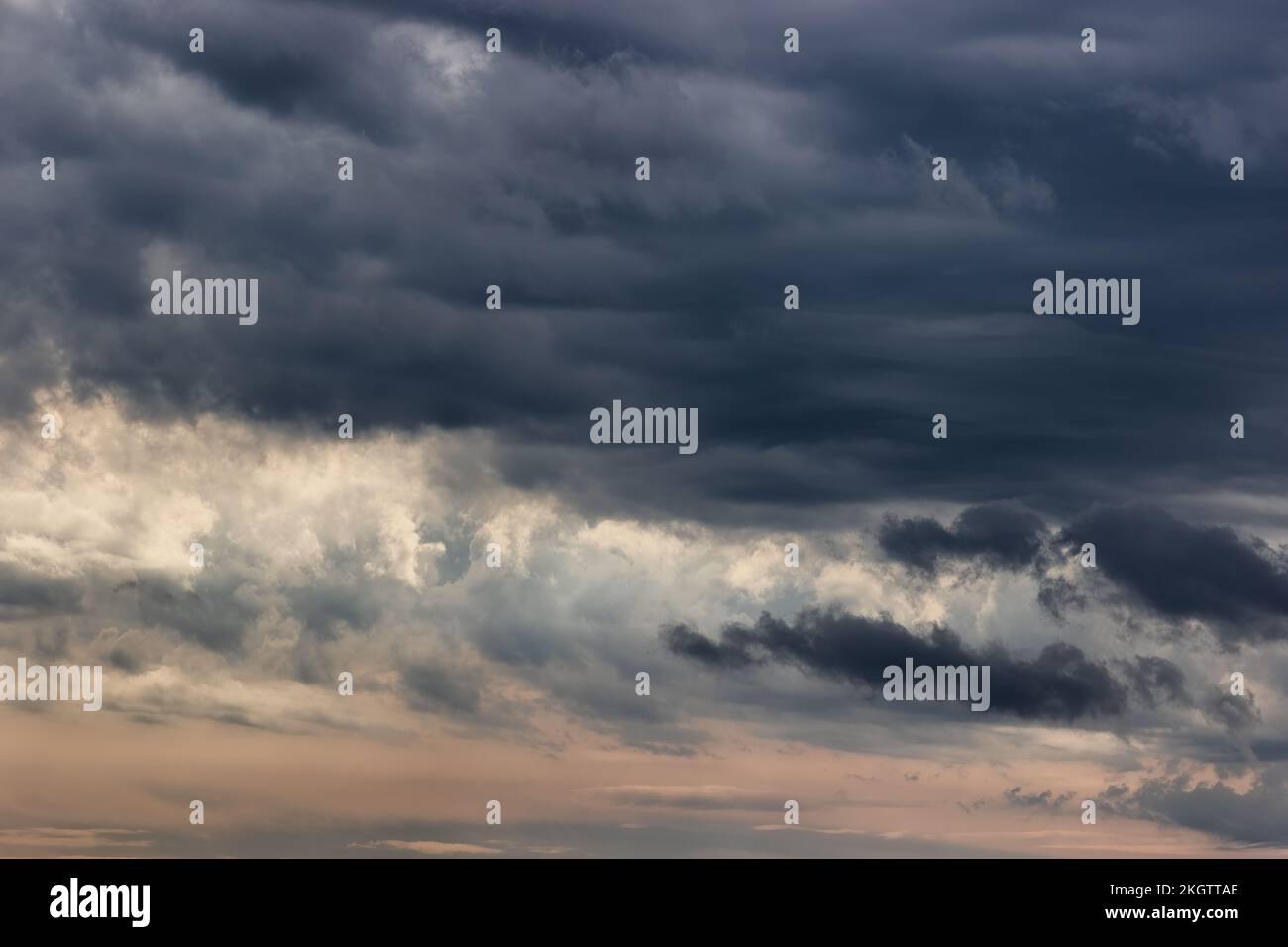 Am Blue Ridge Parkway hängen wütende Wolken schwer am Himmel. Stockfoto