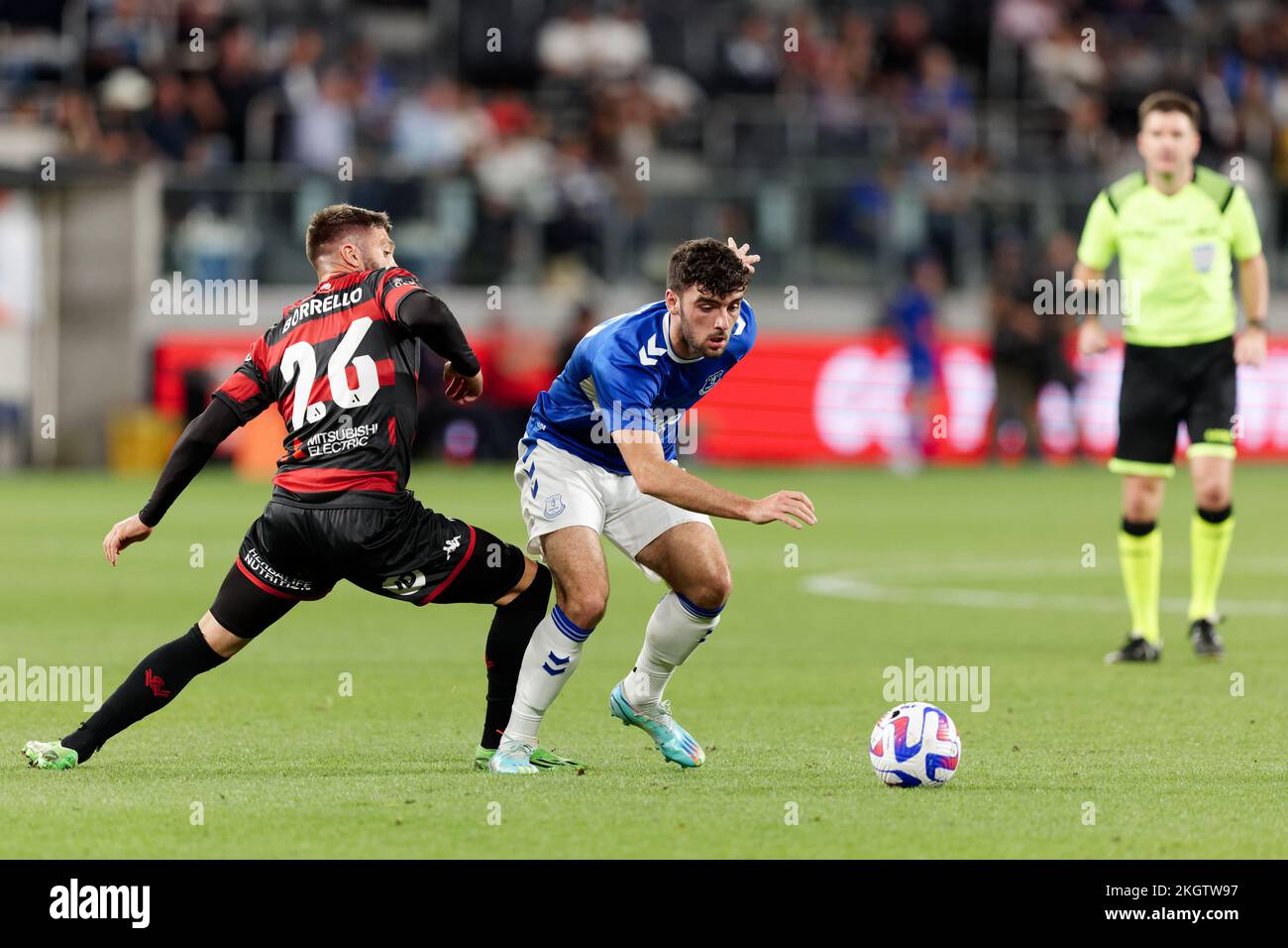 Sydney, Australien. 23.. November 2022. SYDNEY, AUSTRALIEN - NOVEMBER 23: Brandon Borrello von Wanderers tritt mit Tom Cannon von Everton während des Spiels zwischen Everton und Wanderers im CommBank Stadium Credit: IOIO IMAGES/Alamy Live News um den Ball an Stockfoto