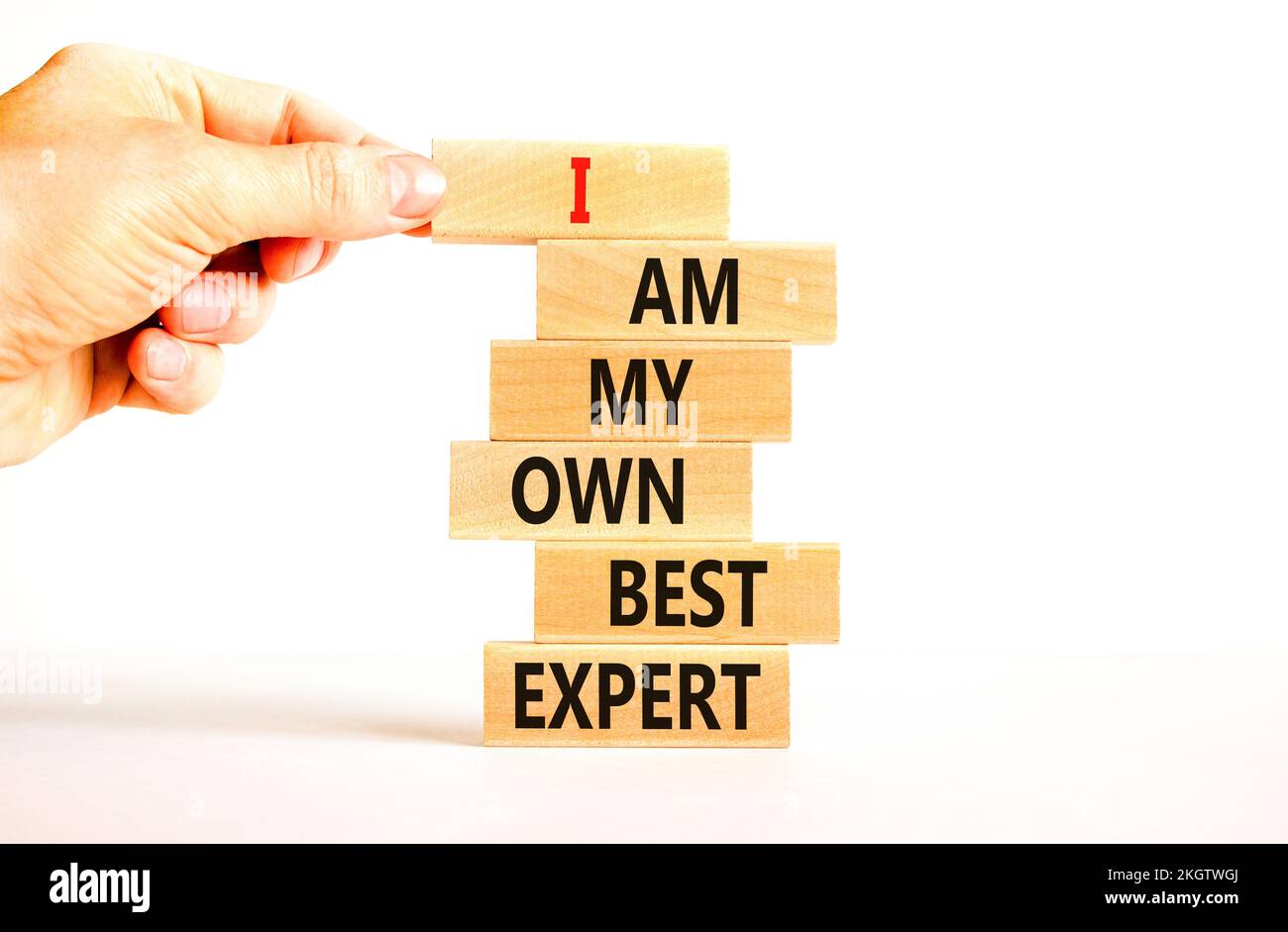 Ich bin mein eigenes bestes Expertensymbol. Konzeptworte Ich bin mein eigener bester Experte für Holzklötze auf einem schönen weißen Tisch mit weißem Hintergrund. Geschäftsmann Hand. Stockfoto