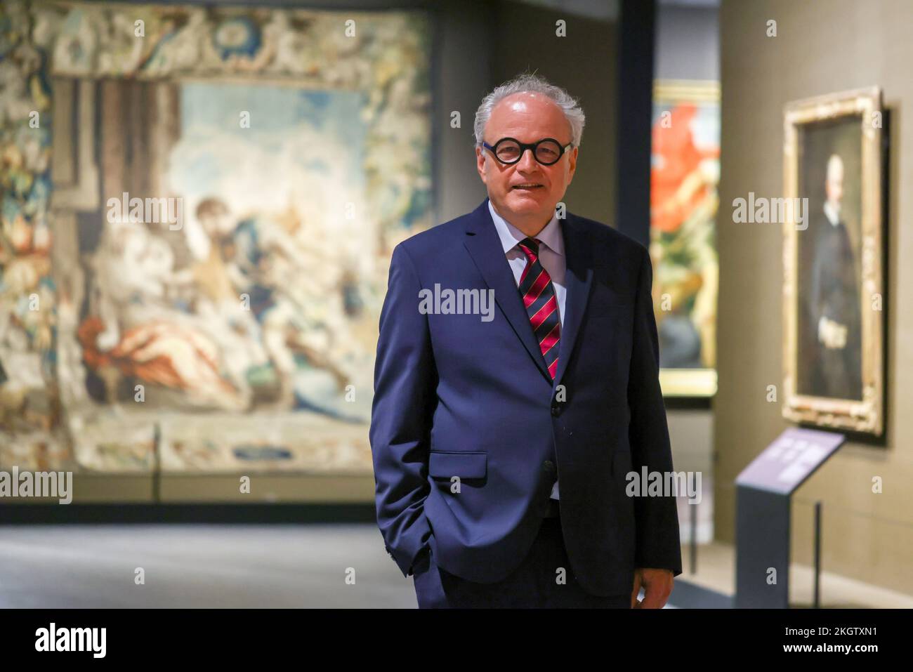 Dr. Johann Kraftner, Direktor der Fürstlichen Sammlungen in Wien und Vafuz, in der Liechtensteinischen Sammlung Exponate der Hysseys of Art: Meisterwerke der Fürsten von LiechtensteinHat das Hong Kong Palace Museum (HKPM). 07NOV22. SCMP/May Tse Stockfoto