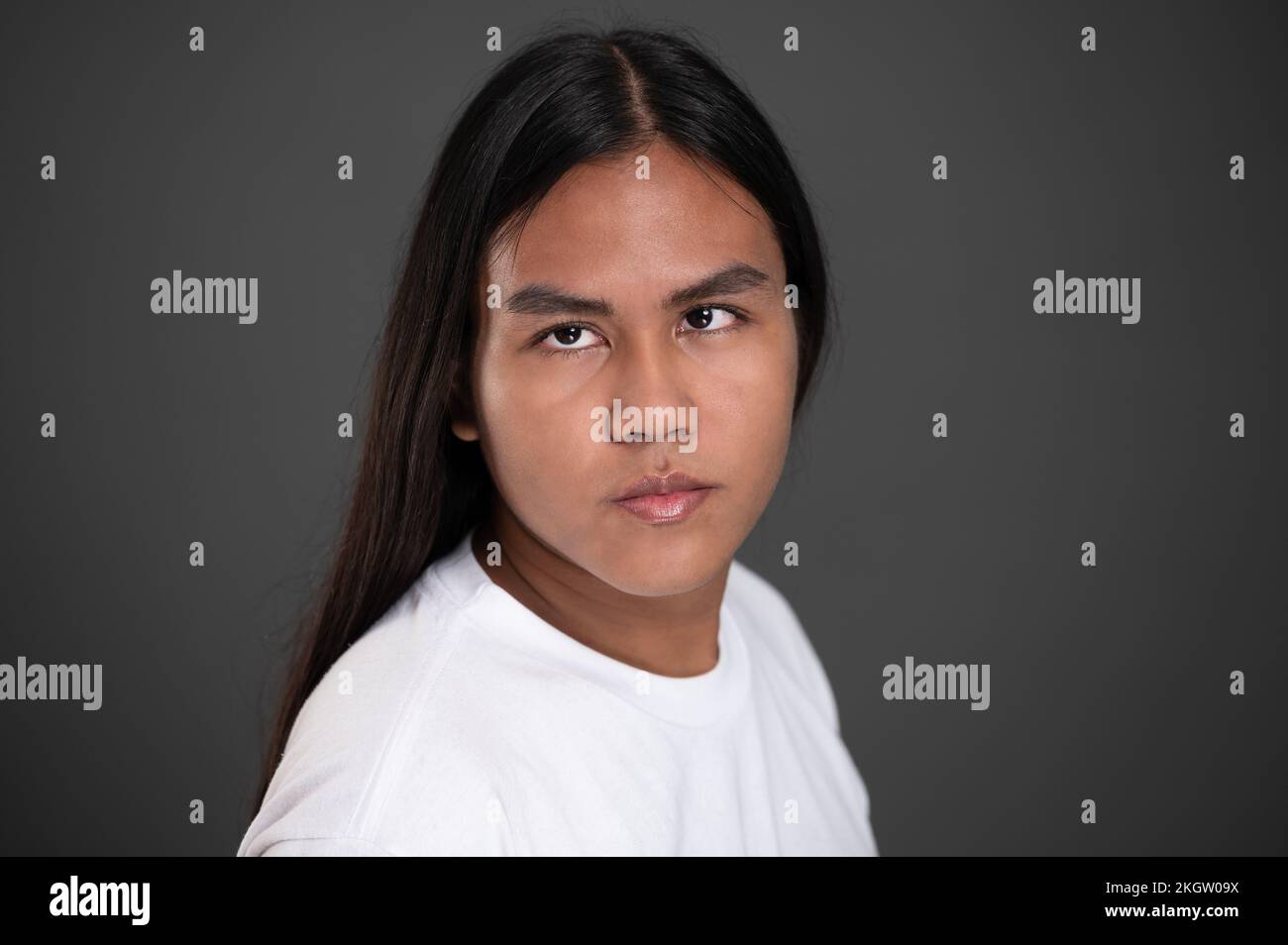 Porträtfoto eines jungen einheimischen mittelamerikanischen Mannes isoliert im Studiohintergrund Stockfoto