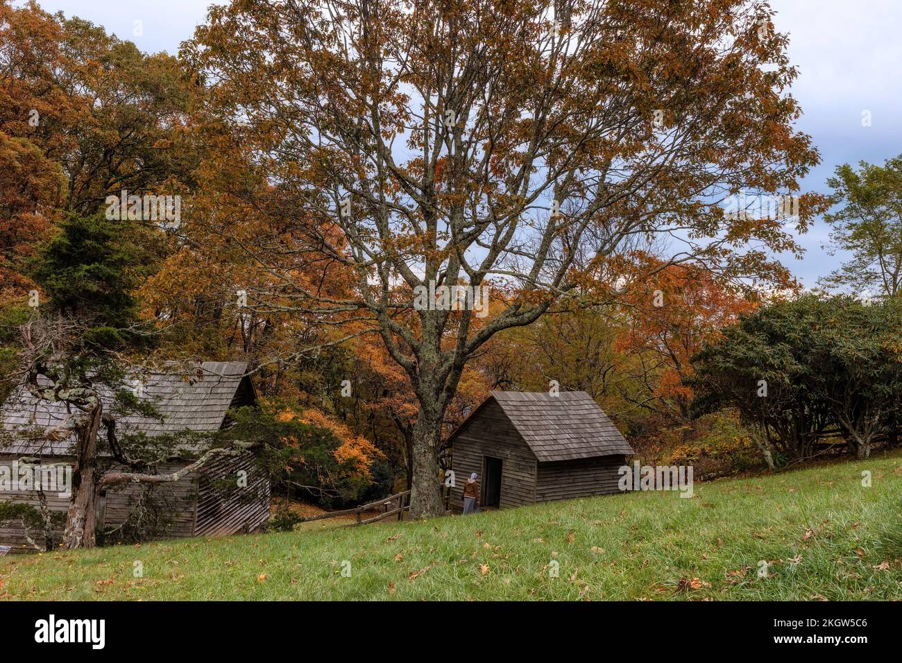 Blue Ridge Parkway, North Carolina, USA - 16. Oktober 2022: Das Haus der Brinegar Family eine historische Stätte, die sowohl Hütten als auch Außengebäude zeigt. Stockfoto