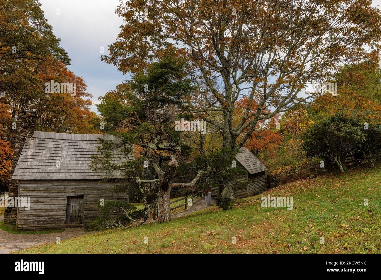 Blue Ridge Parkway, North Carolina, USA - 16. Oktober 2022: Das Haus der Brinegar Family eine historische Stätte, die sowohl Hütten als auch Außengebäude zeigt. Stockfoto