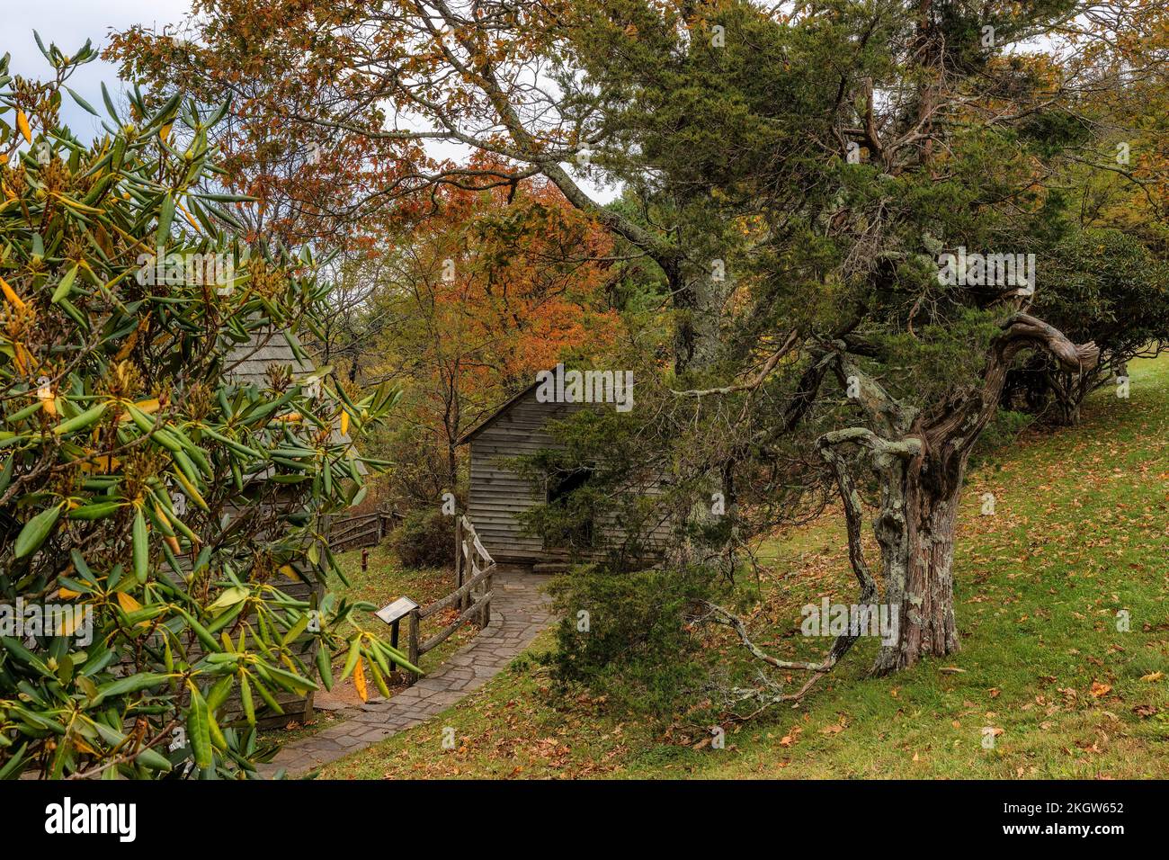 Blue Ridge Parkway, North Carolina, USA - 16. Oktober 2022: Das Haus der Brinegar Family ist eine historische Stätte. Der Weg führt zu einem Lagergebäude. Stockfoto