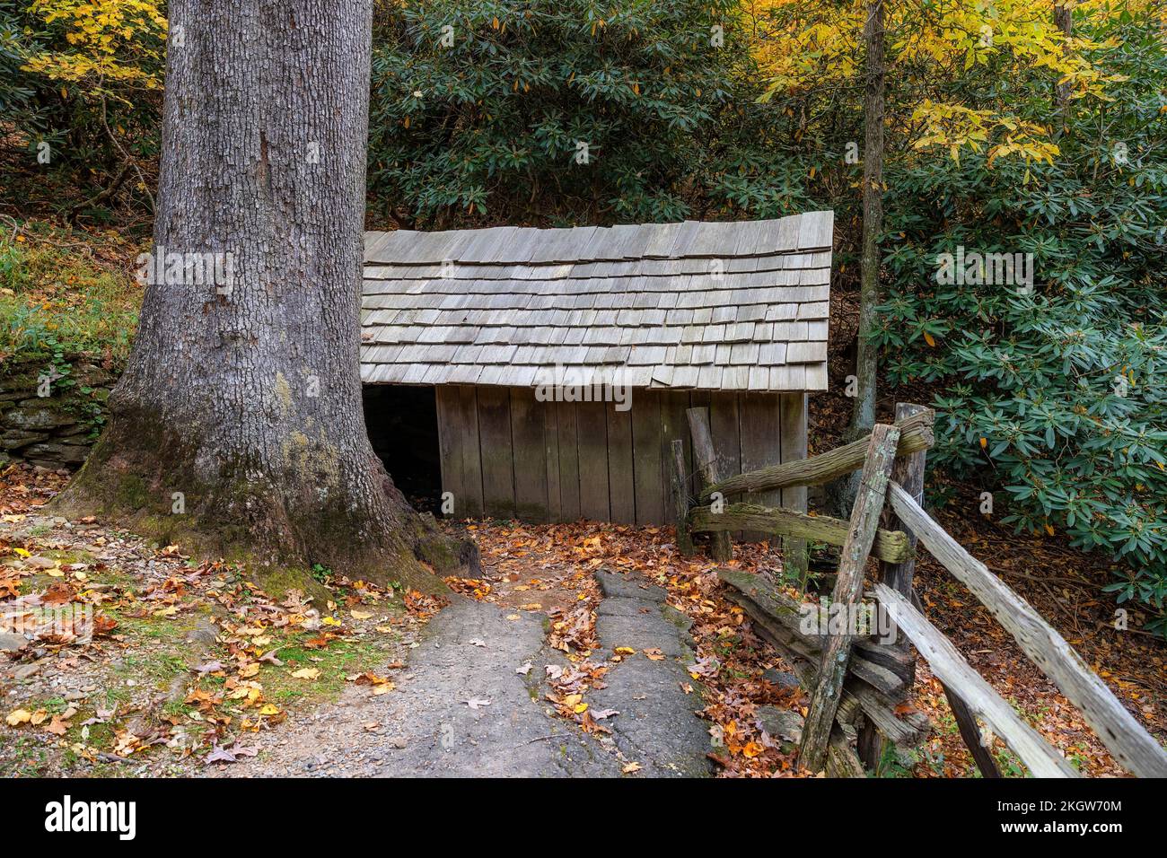 Blue Ridge Parkway, North Carolina, USA - 16. Oktober 2022: Das Anwesen der Brinegar Family eine historische Stätte, das über dem erbaute Quellhaus Stockfoto
