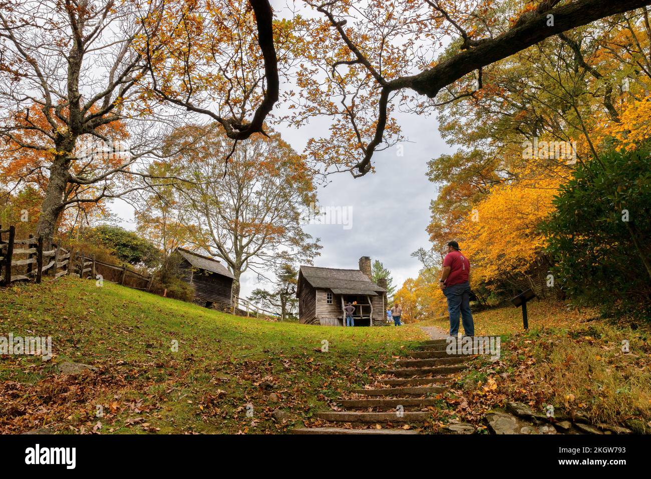 Blue Ridge Parkway, North Carolina, USA - 16. Oktober 2022: Das Haus der Brinegar Family ist eine historische Stätte. Dort besuchen Touristen die Hütte und Prope Stockfoto