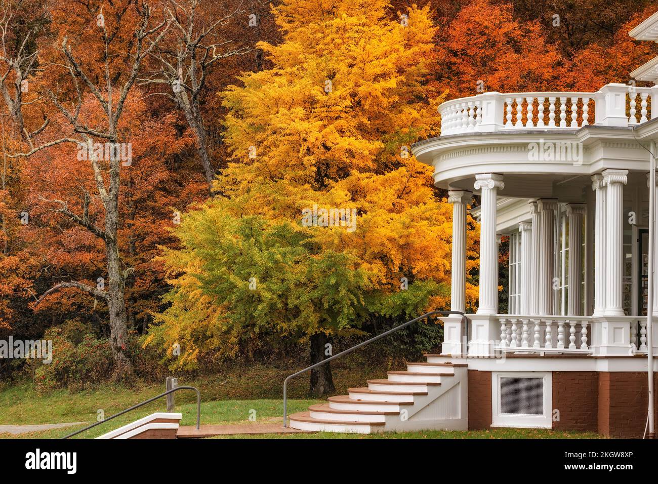 Blue Ridge Parkway, North Carolina, USA - 16. Oktober 2022: Cone Manor umgeben von Blattfarben im Herbst. Gebaut 1901 für Moses H. Cone on IS ESTA Stockfoto