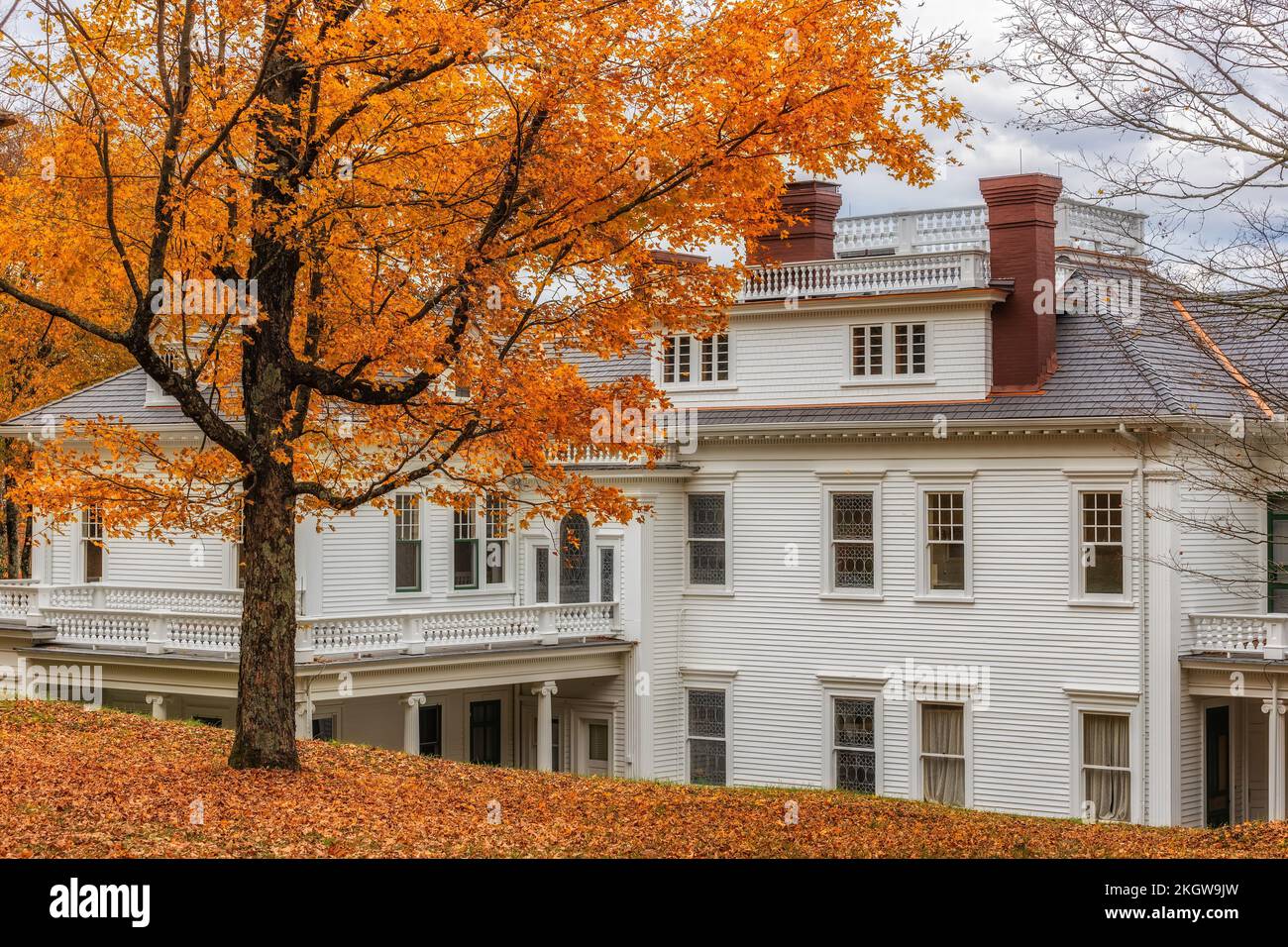 Blue Ridge Parkway, North Carolina, USA - 16. Oktober 2022: Cone Manor umgeben von Blattfarben im Herbst. 1901 für Moses H. Cone On ist Est Stockfoto