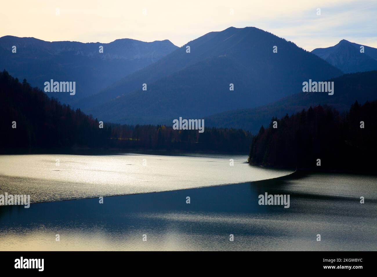 DE - BAYERN: Am späten Nachmittag am Sylvenstein Reservoir in Oberbayern Stockfoto