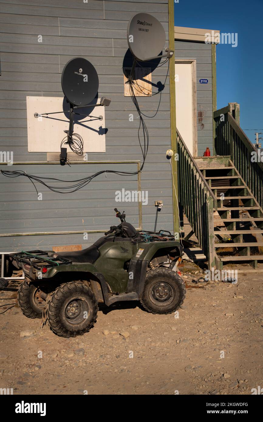 Typisches Haus mit Satelliten-TV-Schüsseln und Quad Bike, Gjoa Haven, Nunavut, Kanada Stockfoto