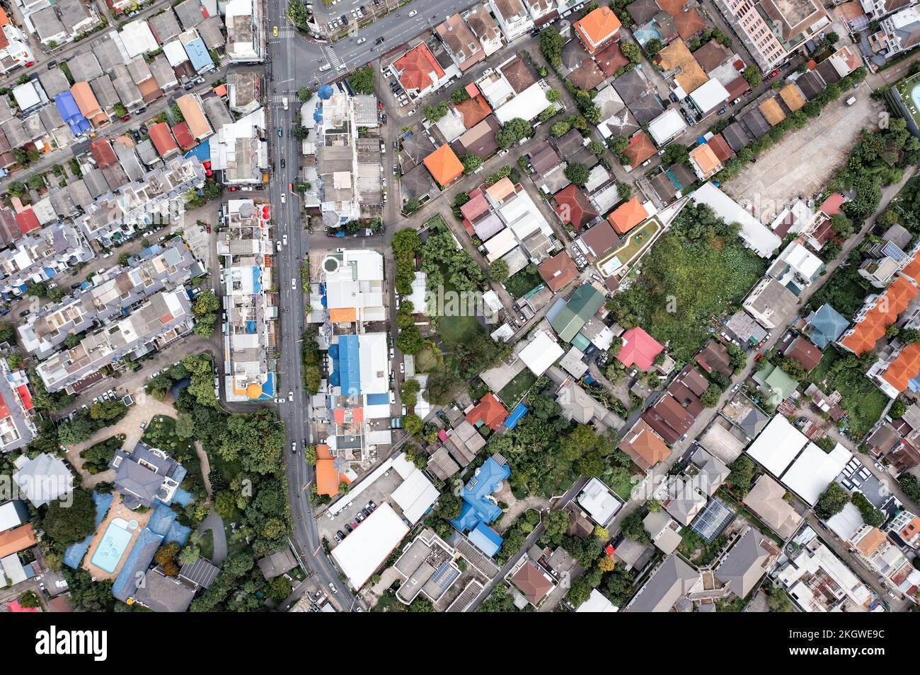 Luftaufnahme einer großen Stadt Es gibt viele Häuser in Proportionen angeordnet, die eine Straße durchgeschnitten und ein wenig Grünfläche haben. Stockfoto
