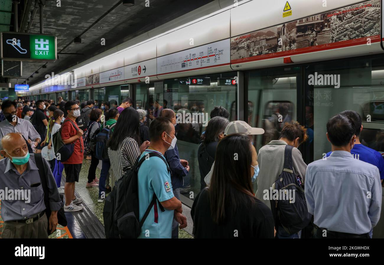 Pendler auf ihrem Weg während der Montagmorgen Rush Hour an Sham Shui Po MTR Station. Ein Vorfall am MTR-Bahnhof Yau Ma Tei riss am Sonntagmorgen zwei Zugtüren ab und störte einen Teil des Tsuen Wan-Liniendienstes.14NOV22 SCMP/Yik Yeung-man Stockfoto