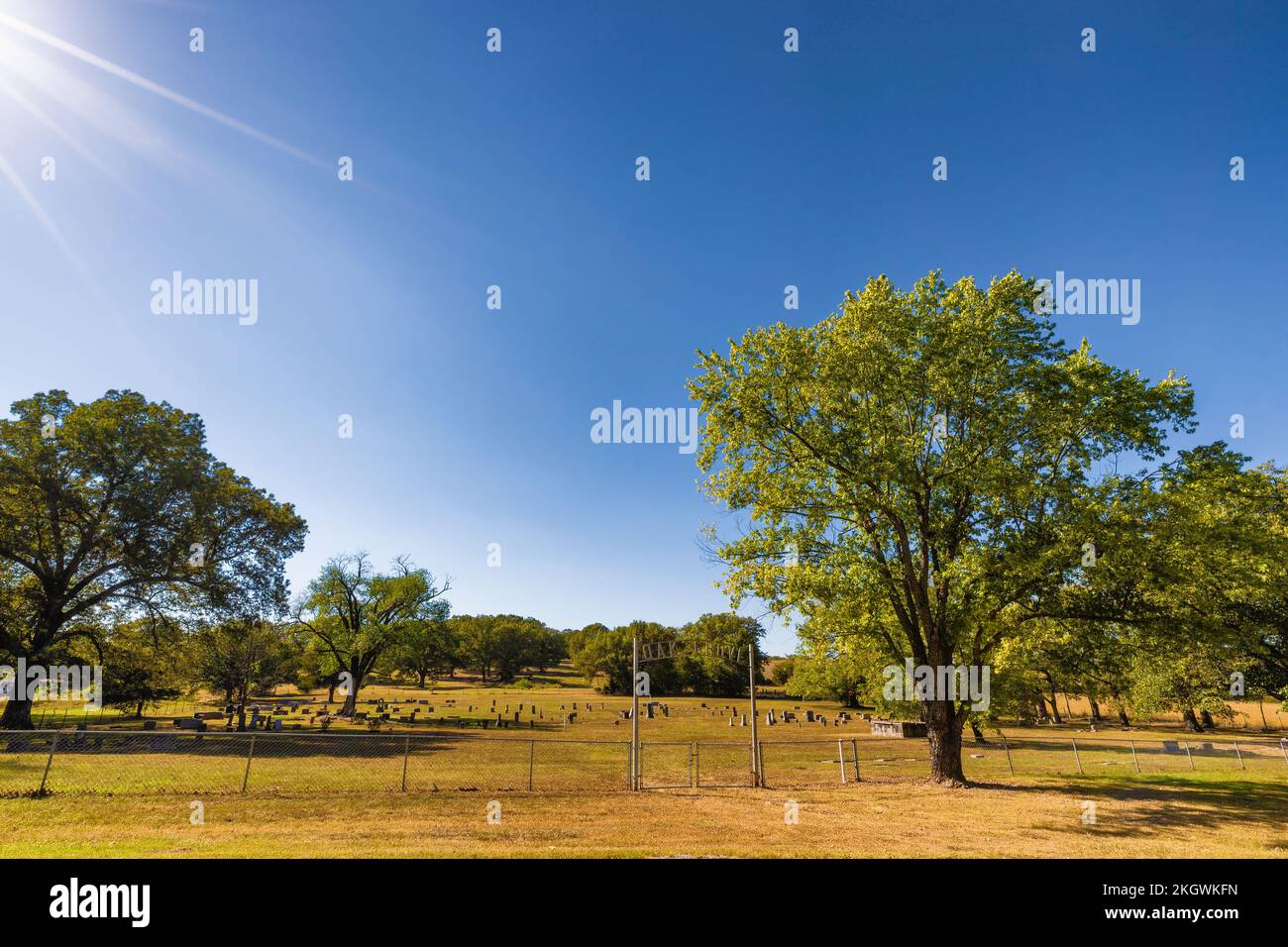 Stilwell, Oklahoma, USA – 29. September 2022: Der Oak Grove Cemetery, auch bekannt als Bigby Cemetery. Voller indianischer Nachkommen. Stockfoto