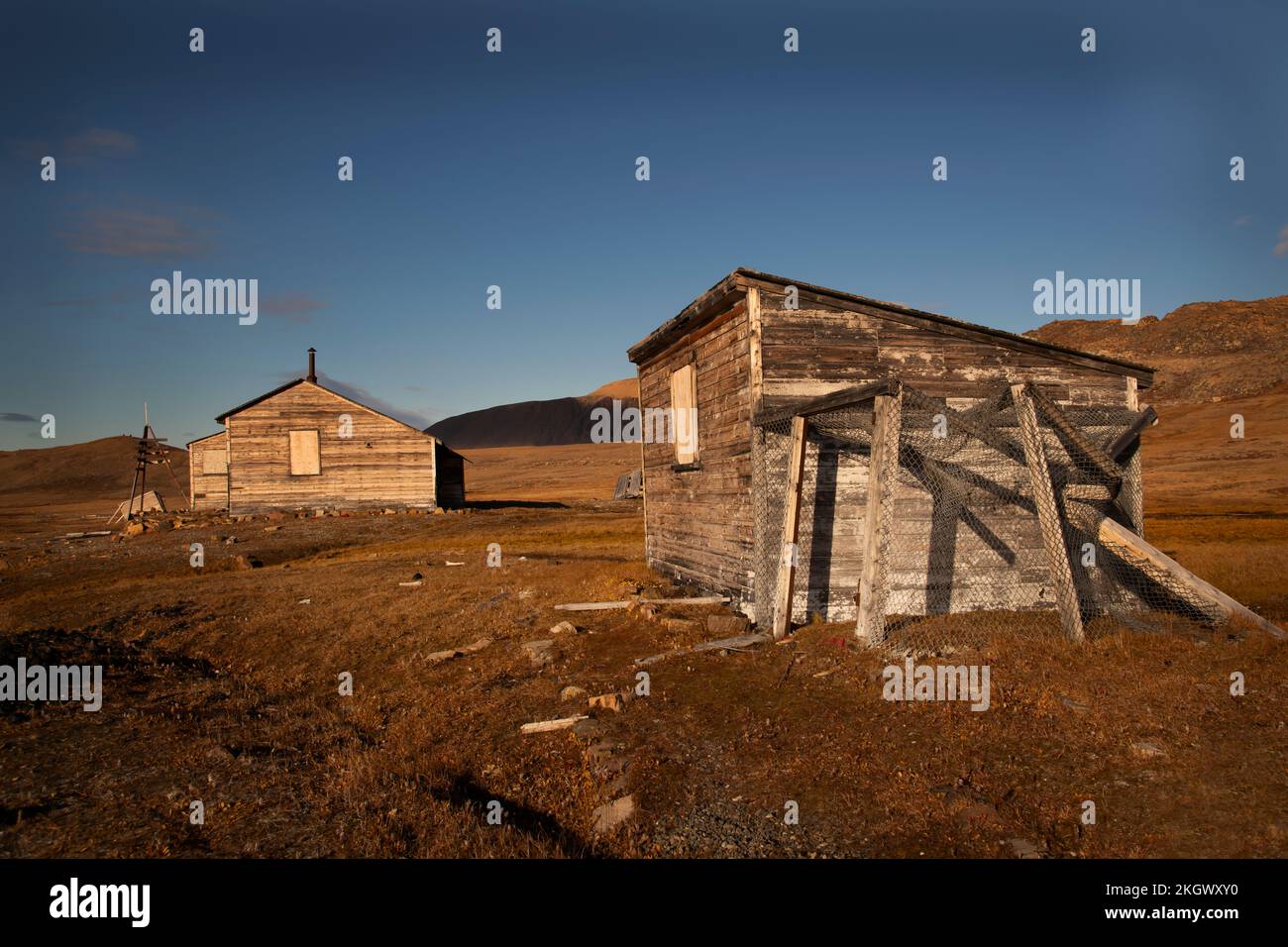 Ruined RCMP (Royal Canadian Mounted Police)-Gebäude in Johnson Bay, Dundas Harbour, Nunavut, Kanada Stockfoto