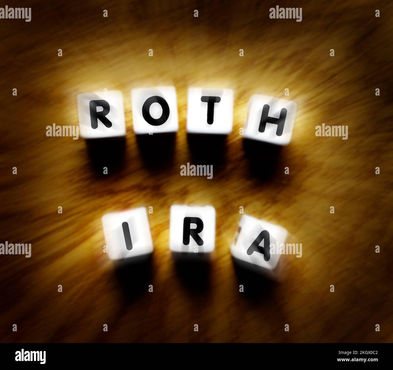 Roth IRA hat sich mit Würfeln für die Vorsorgeplanung und die Sparanlagen ausgeschrieben Stockfoto