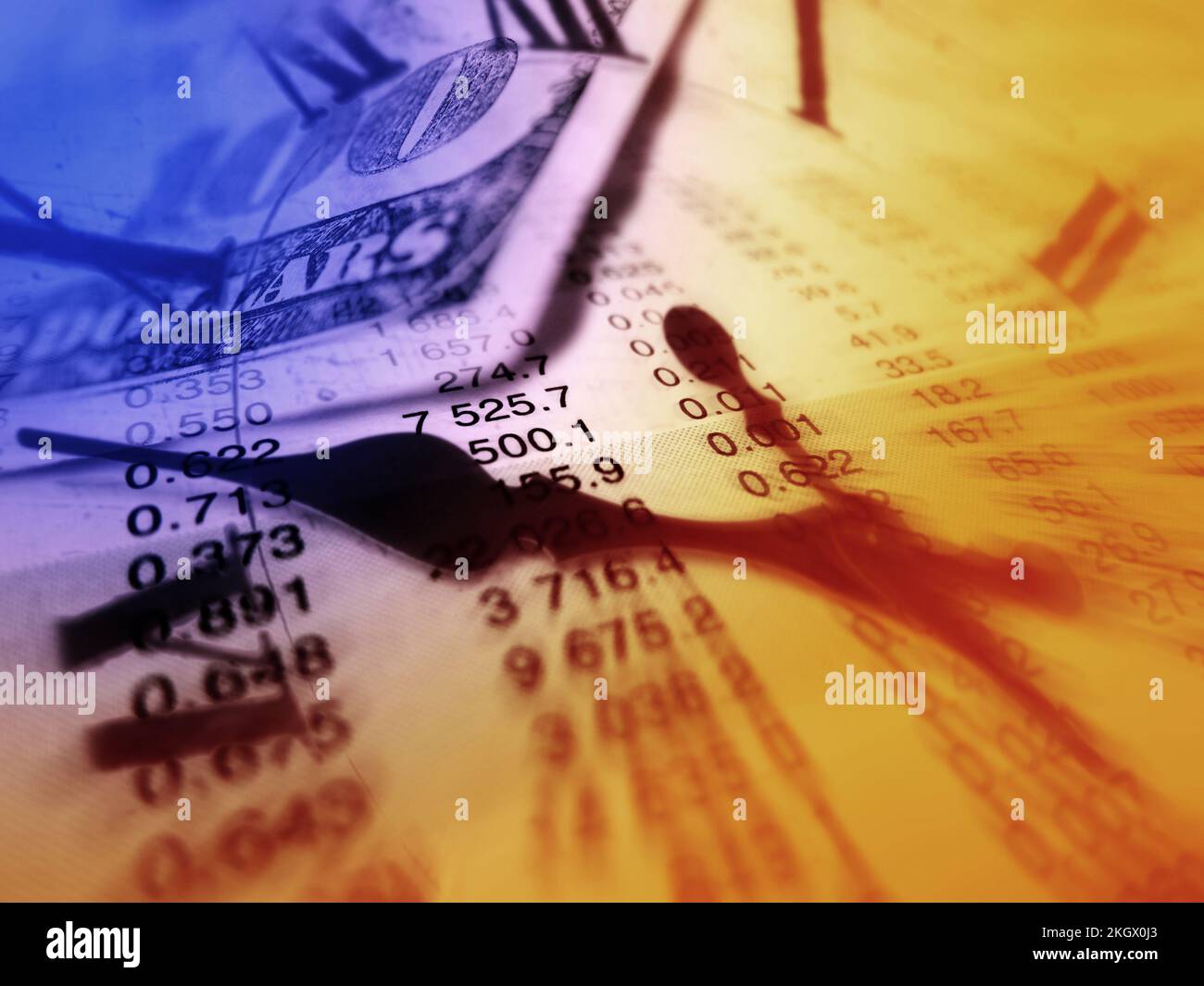 Details des Ziffernblatts mit Zahlen und Händen, die die Zeit anzeigen, mit Geld im Hintergrund, Zoom-Bewegung für schnelle Geschäfte und Gewinne Stockfoto
