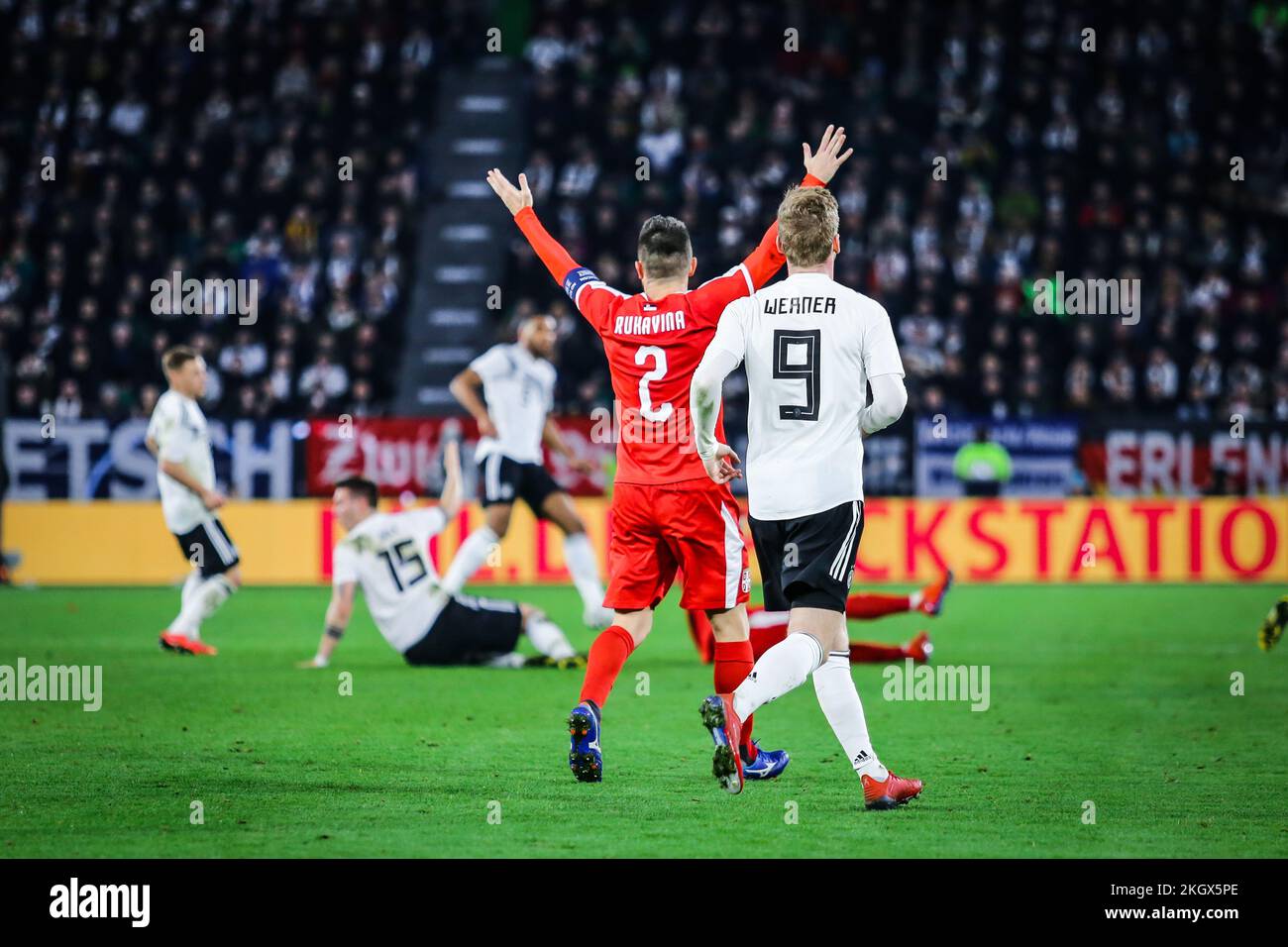 Wolfsburg, Deutschland, 20. März 2019: Der Kapitän der serbischen Nationalmannschaft Antonio Rukavina hebt während des internationalen Spiels seine Waffen Stockfoto