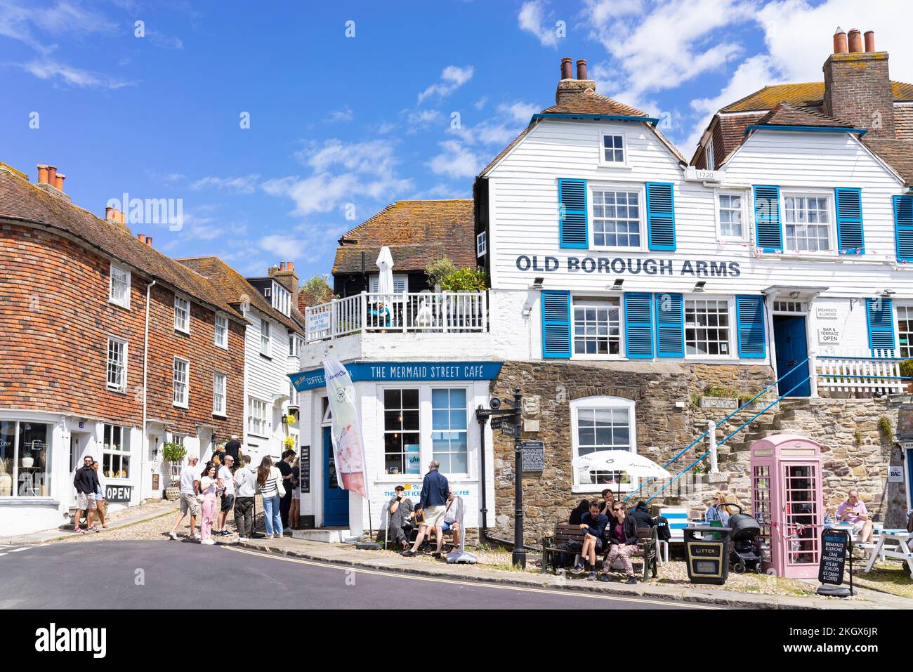 Rye East Sussex Rye das Old Borough Arms Inn and Hotel und das Mermaid Street Cafe am Strand Rye Sussex England GB Europe Stockfoto