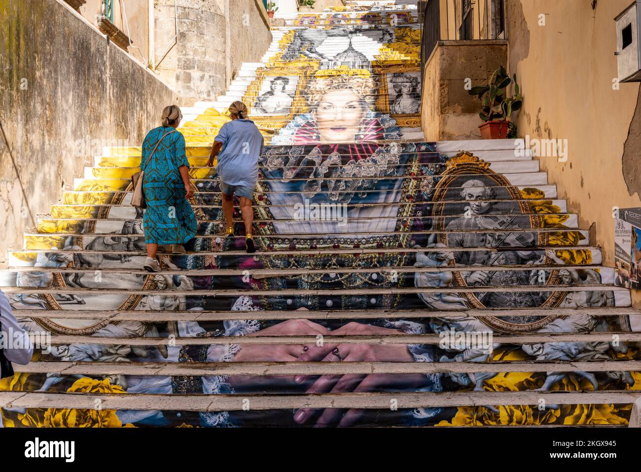 Farbenfrohe Stufen in der Altstadt von Noto, Sizilien, Italien. Stockfoto
