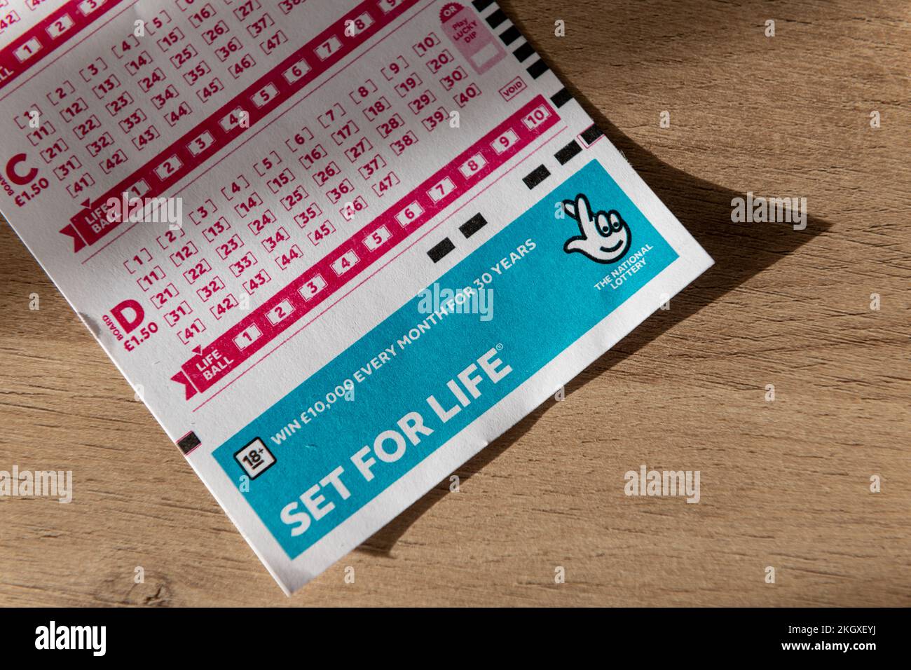 Nach London. GROSSBRITANNIEN - 11.20.2022. Nahaufnahme eines Spielgutscheins für National Lottery Set for Life. Stockfoto