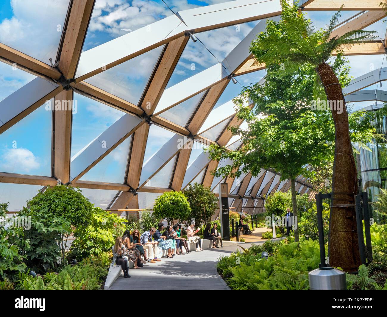 Canary Wharf tropischer Dachgarten und Büroangestellte, eine Oase der Ruhe über dem Cross Rail Bahnhof, entworfen von Sir Norman Foster Canary Wharf London UK Stockfoto